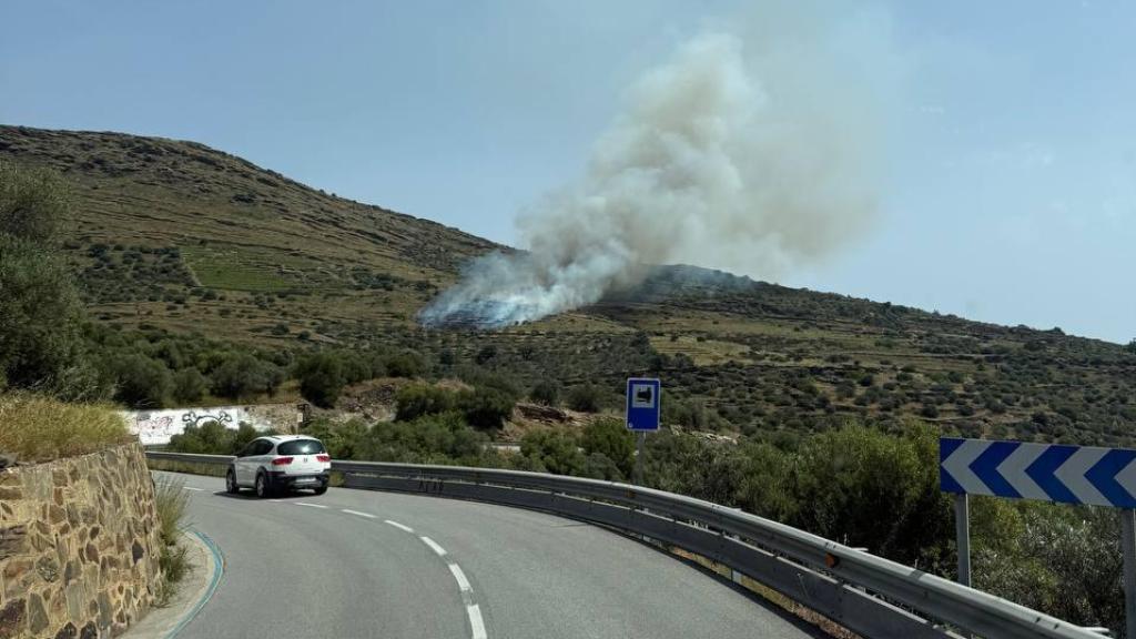 La GI-614, única carretera de acceso a Cadaqués, cortada por un incendio el sábado 14 de junio