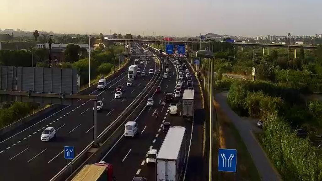 Tráfico denso en la B-23 a la altura de Sant Feliu de Llobregat este lunes