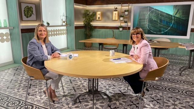 La 'consellera' Mònica Martínez y la periodista Gemma Nierga, en el plató de 'Café d'Idees' en La2