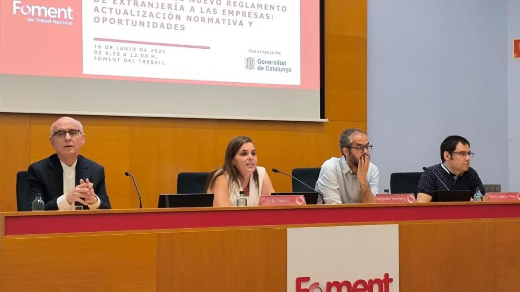 De izq. a dcha., el catedrático Eduardo Roja; Yésika Aguilar, miembro de Foment del Treball; el jefe de la Oficina de Extranjería de Delegación del Gobierno, Alejandro Hochberg, y el jefe del Servicio de Planificación y Coordinación de las Autorizaciones de Trabajo de la Generalitat, Vicenç Ambrós i Besa