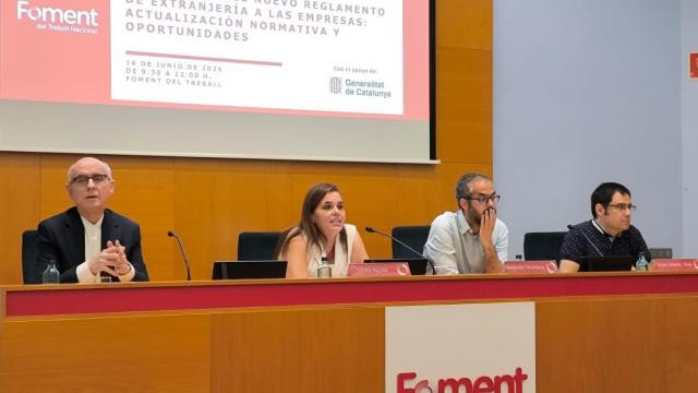 De izq. a dcha., el catedrático Eduardo Roja; Yésika Aguilar, miembro de Foment del Treball; el jefe de la Oficina de Extranjería de Delegación del Gobierno, Alejandro Hochberg, y el jefe del Servicio de Planificación y Coordinación de las Autorizaciones de Trabajo de la Generalitat, Vicenç Ambrós i Besa