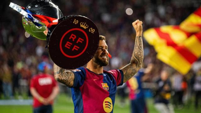 Iñigo Martínez levanta el título de Liga del Barça en Montjuïc