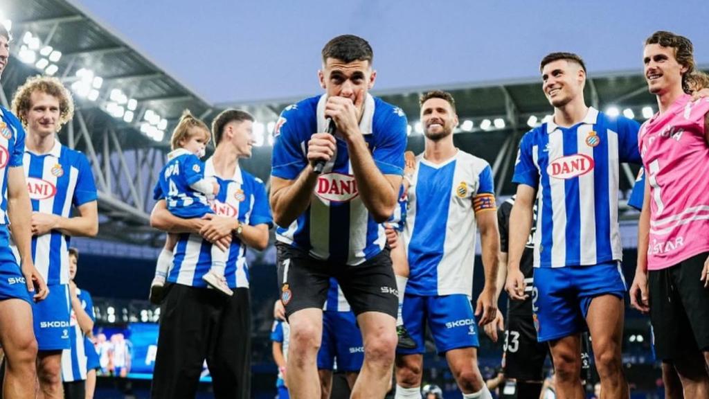 Joan García en la celebración de la permanencia del Espanyol con sus compañeros
