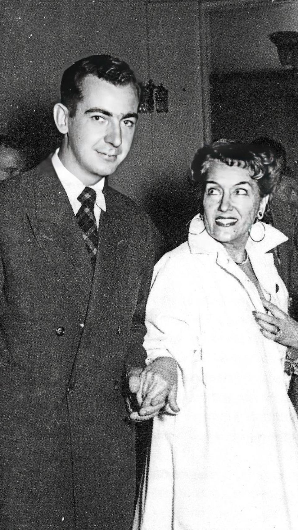 Borau junto a Gloria Swanson en el Festival de San Sebastián