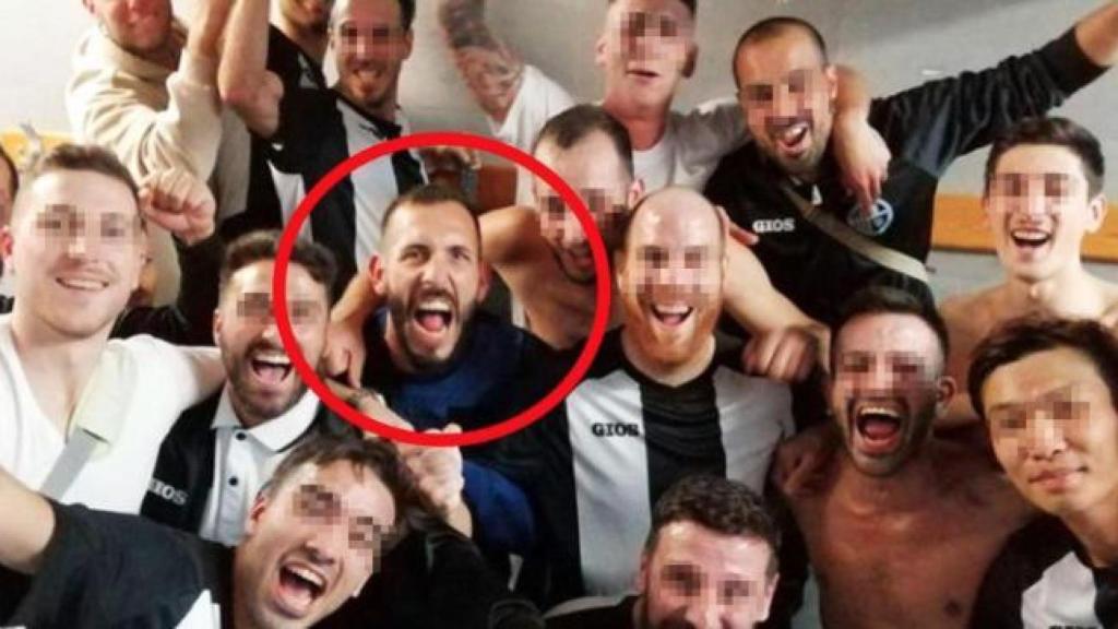 Valentín Moreno, en círculo rojo, con el resto del equipo del Sant Adrià CF