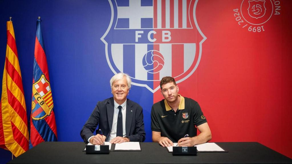 Josep Cubells y Joel Parra firman la renovación del alero del Barça de basket