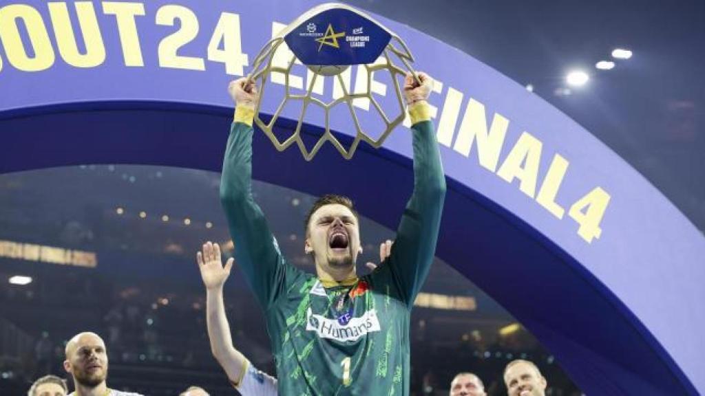 Sergey Hernández levanta el trofeo de la Champions 2024-25