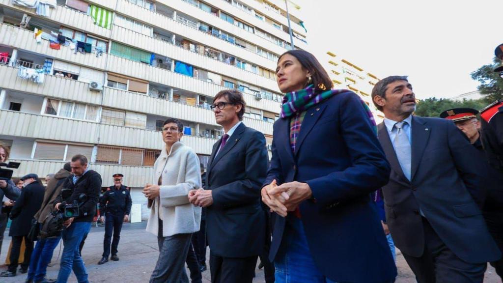 El presidente de la Generalitat, Salvador Illa, la ministra del Interior, Núria Parlon, y el alcalde de Sant Adrià de Besòs, Filo Cañete, en La Mina