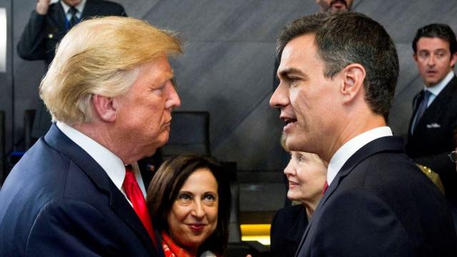 El presidente del Gobierno de España, Pedro Sánchez, y el presidente de Estados Unidos, Donald Trump, en la cumbre de la OTAN de julio de 2018, en Bruselas.
