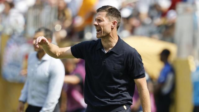 Xabi Alonso da indicaciones a los jugadores del Real Madrid en el Mundial de Clubes