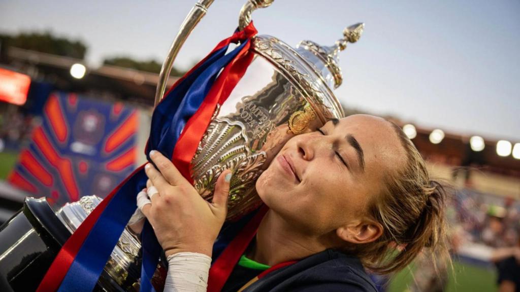 Cata Coll abraza el trofeo de la Copa de la Reina conquistado por el Barça Femenino