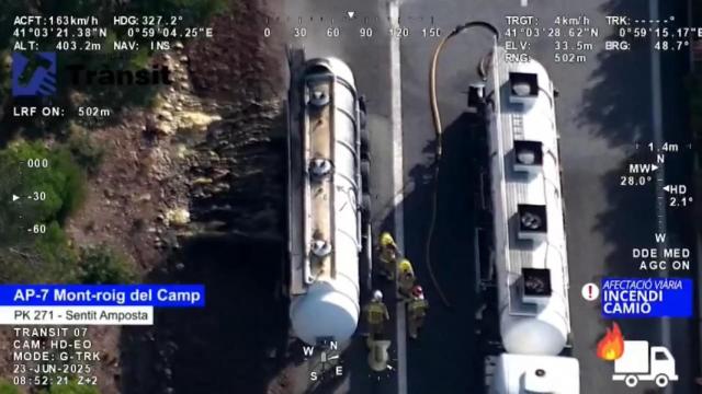 Cortada la AP-7 por el incendio de un camión que transportaba un producto químico