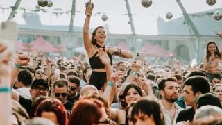 Una joven, en un evento del Brunch Elekctronik en el Poble Espanyol de Barcelona
