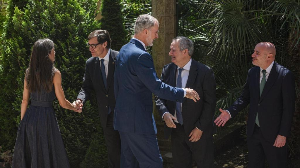Los reyes Felipe VI y Letizia, acompañados por el president de la Generalitat, Salvador Illa, y por el ministro de Industria y Turismo, Jordi Hereu, durante la celebración del acto central del Milenario de la fundación del Monasterio de Montserrat, en la Abadía de Montserrat