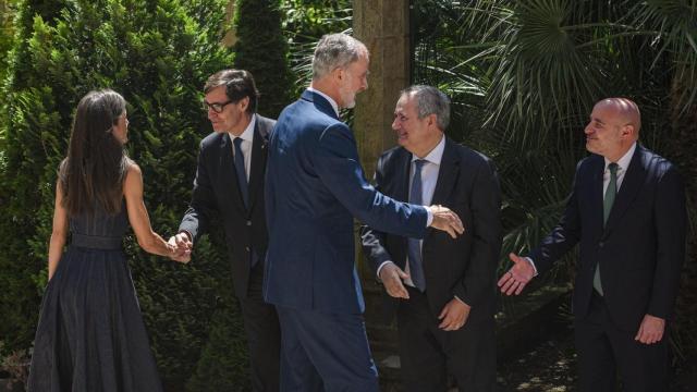 Los reyes Felipe VI y Letizia, acompañados por el president de la Generalitat, Salvador Illa, y por el ministro de Industria y Turismo, Jordi Hereu, durante la celebración del acto central del Milenario de la fundación del Monasterio de Montserrat, en la Abadía de Montserrat