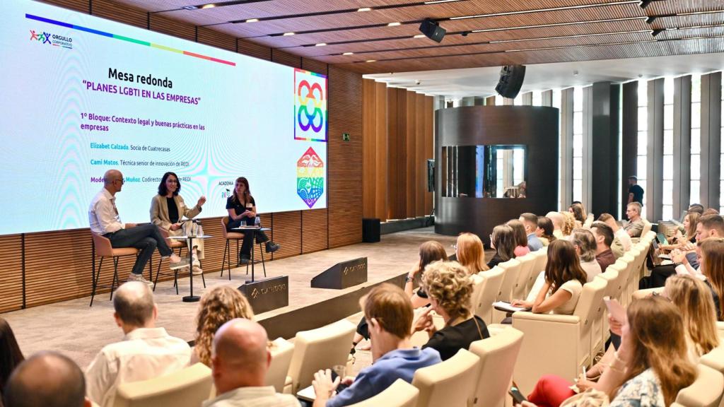 Una mesa redonda, en el evento organizado por REDI, sobre planes LGTBI en las empresas, con Elizabet Calzada, Cami Matos y Óscar Muñoz, en la sede de Cuatrecasas.