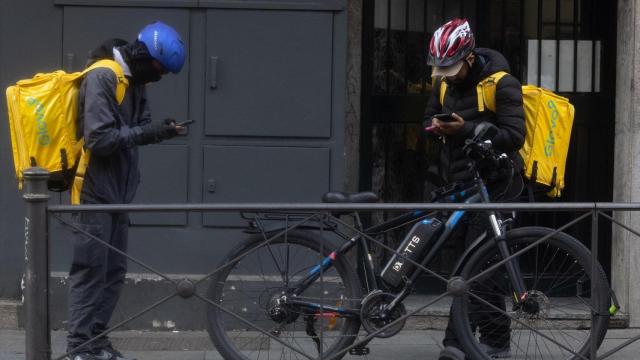 Dos repartidores de Glovo