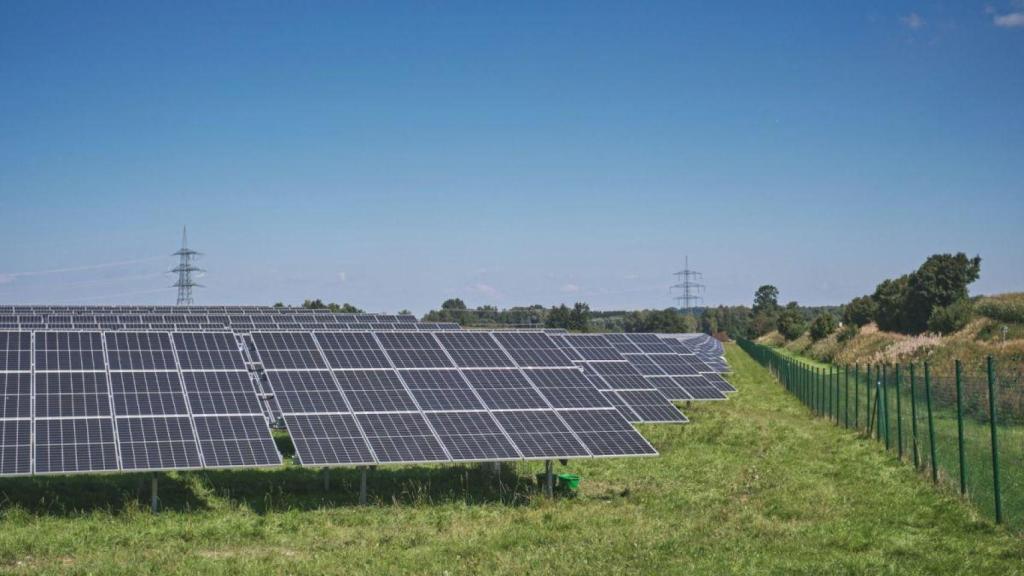 Panorámica de una planta de placas solares.
