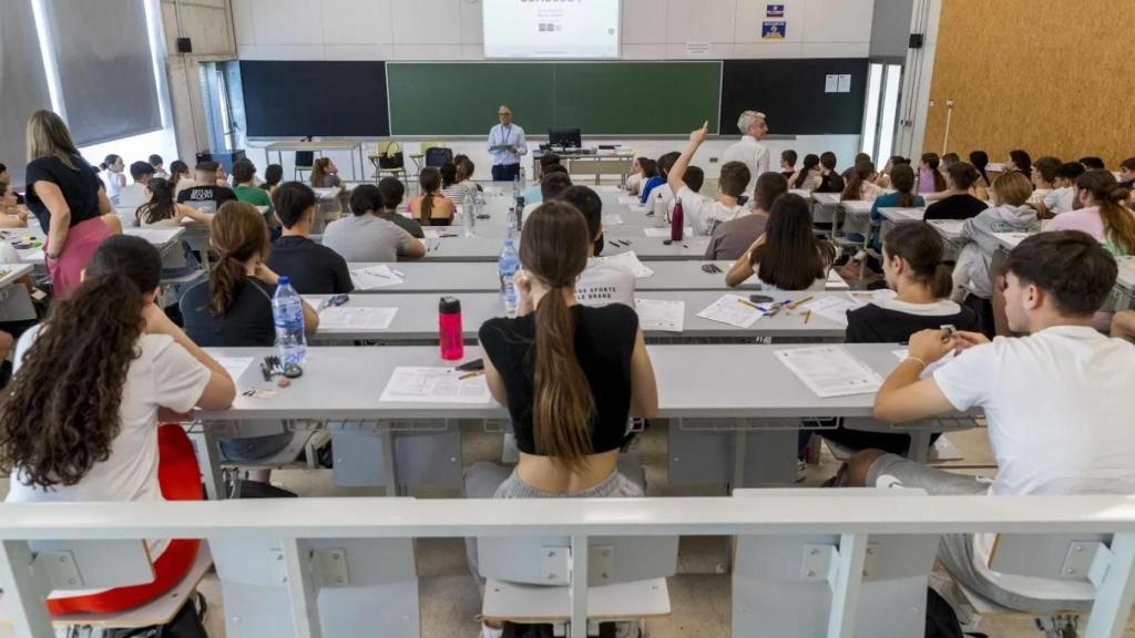 Imagen de archivo de alumnos haciendo la selectividad