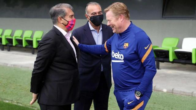 Laporta y Koeman se ríen sobre el césped de la Ciutat Esportiva en 2021