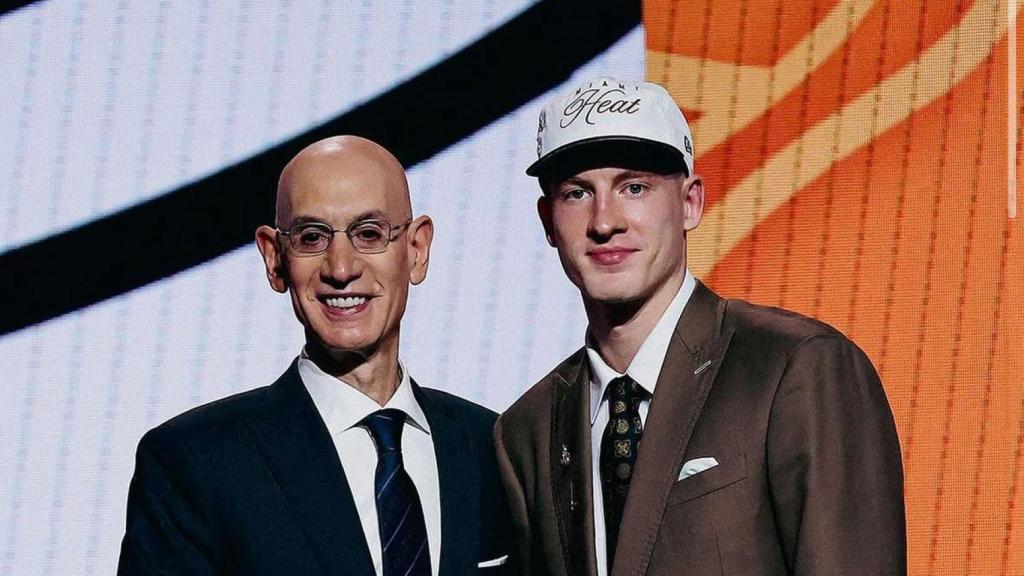 Kasparas Jakucionis con el comisionario jefe de la NBA, Adam Silver, en el draft 2025