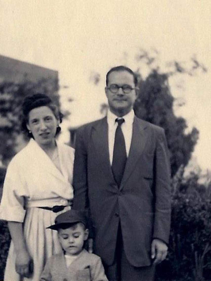 Lolita Franco y Julián Marías junto a su hijo Fernando