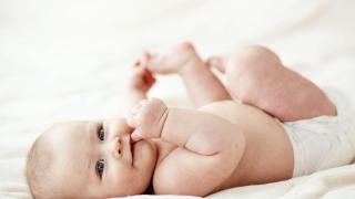Un bebé sonriendo