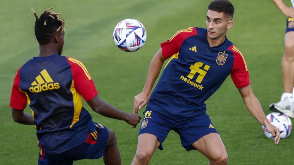 Ferran Torres, durante un entrenamiento con Nico Williams en la selección española