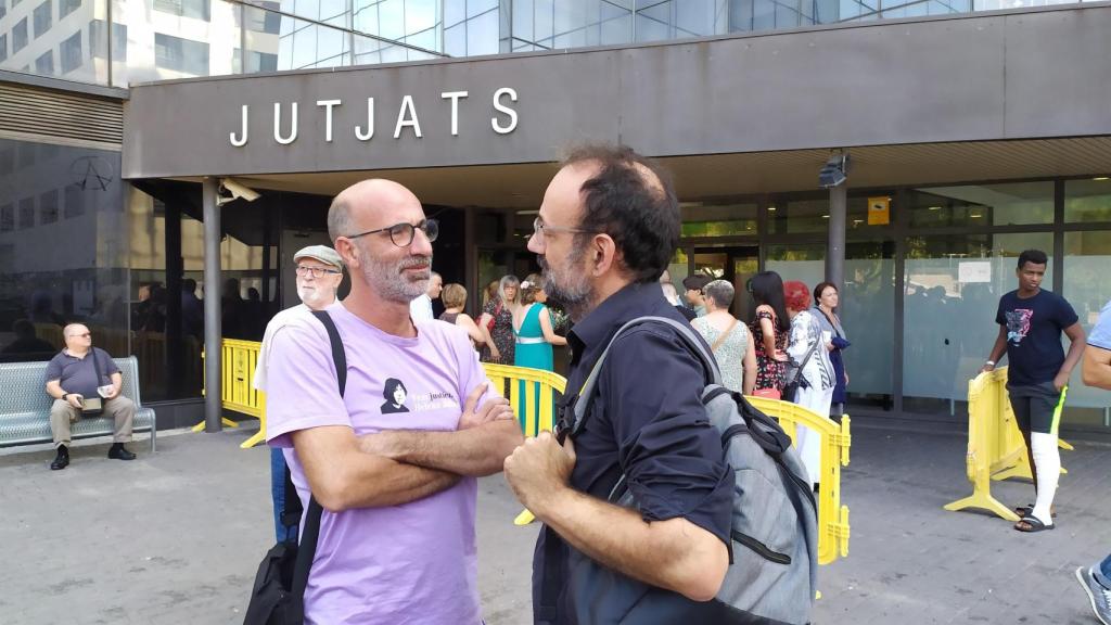El hermano de Helena Jubany, Joan Jubany, y el abogado Benet Salellas al salir de los Juzgados de Sabadell (Barcelona)