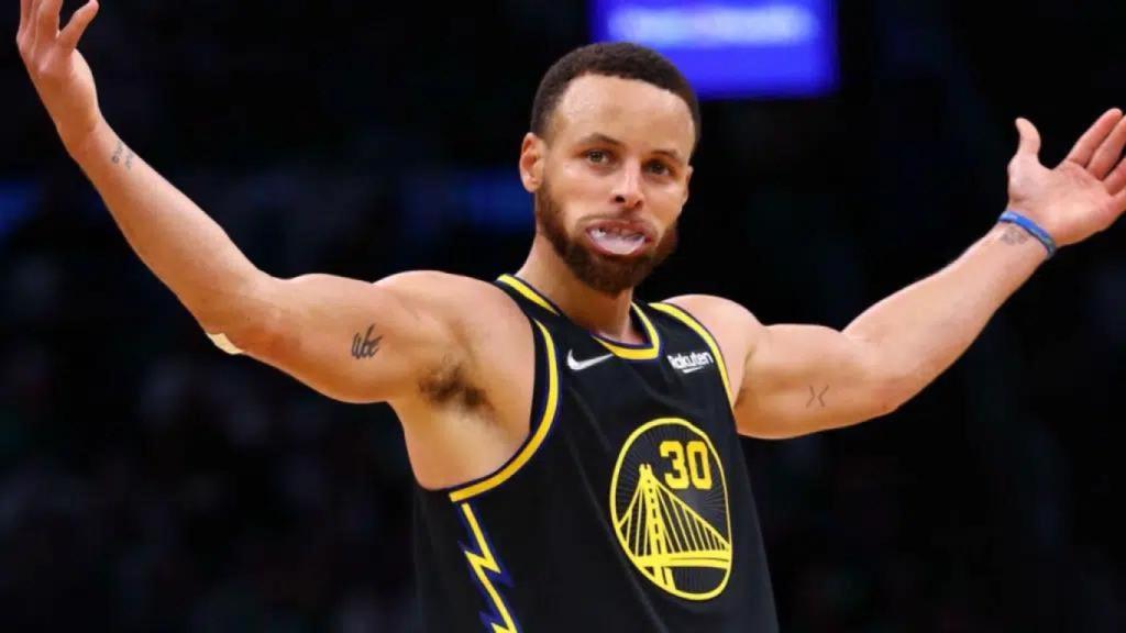 Stephen Curry celebrando un triple