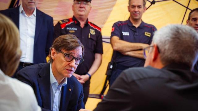 El presidente de la Generalitat, Salavdor Illa, durante el incendio de la semana pasada en Guissona