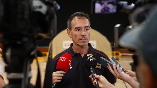 Un efectivo de emergencias atiende a los medios en el puesto de mando avanzado de Lleida de los servicios de emergencia