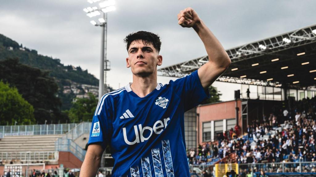 Álex Valle festeja un triunfo del Como en la temporada 2024-25