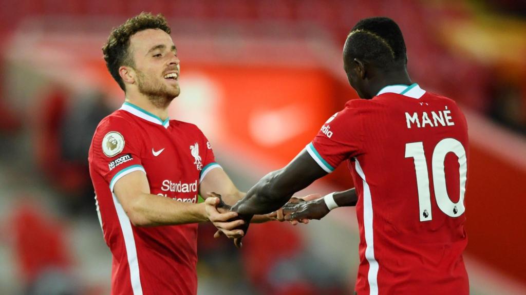 Diogo Jota, jugador del Liverpool, choca las manos con Mané en una fotografía de archivo