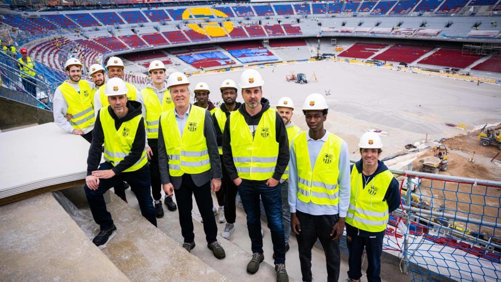 Los jugadores del Barça de basket, Joan Peñarroya, Josep Cubells y Juan Carlos Navarro visitan las obras del nuevo Camp Nou