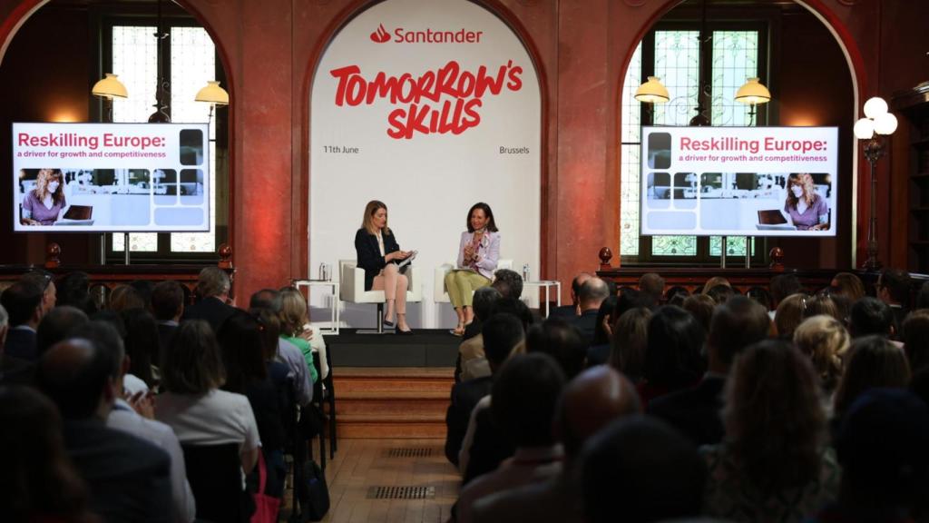 Ana Botín, presidenta ejecutiva de Banco Santander y Roberta Metsola, presidenta del Parlamento Europeo, durante la presentación, en Bruselas, del informe Habilidades del Futuro