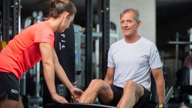 Una persona mayor, haciendo deporte