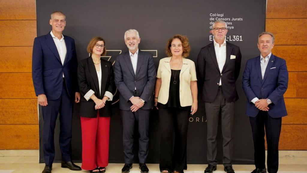 Claro, aquí tienes una versión un poco más específica: Miembros y representantes destacados del Instituto de Censores Jurados de Cuentas de España, del Instituto de Contabilidad y Auditoría, del Col·legi de Censors Jurats de Comptes de Catalunya, del Col·legi d’Economistes de Catalunya y autoridades de la Generalitat y el Ayuntamiento de Sitges