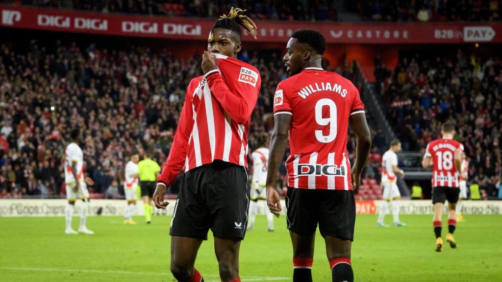 Nico Williams, besando el escudo del Athletic