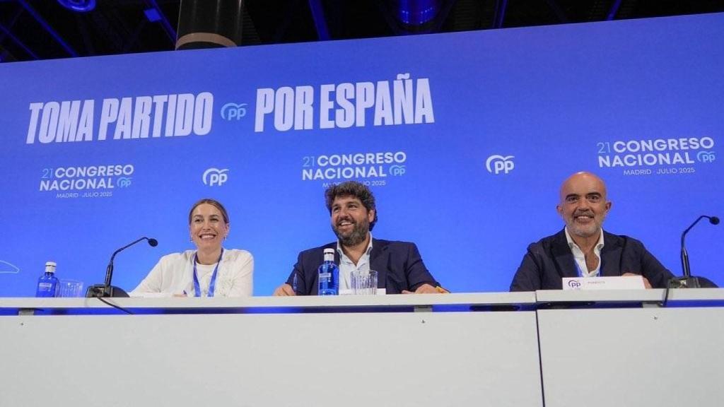 La presidenta del PP de Extremadura, María Guardiola, junto al presidente de Murcia, Fernando López Miras, y el portavoz del PP en el Ayuntamiento de Barcelona, Dani Sirera