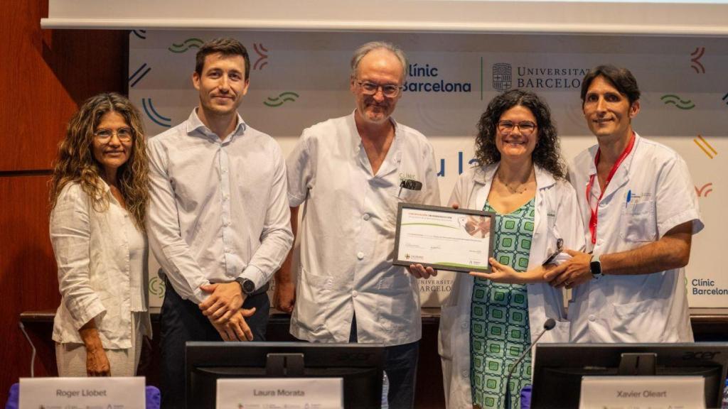 De izq. a dcha., miembros del Hospital Clínic Barcelona y Edryx Healthcare, junto a un representante de Angelini, celebran la certificación