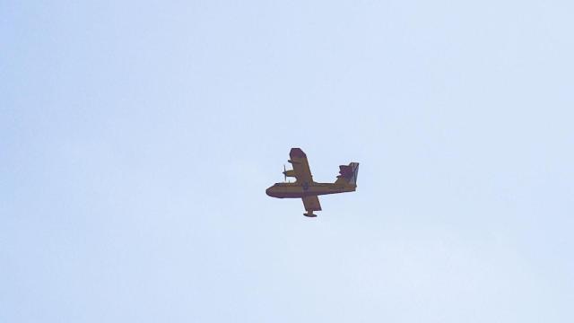 Un hidroavión actúa en los trabajos de extinción del incendio de Tarragona