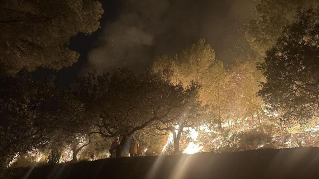 El incendio en Paüls (Tarragona) sigue activo
