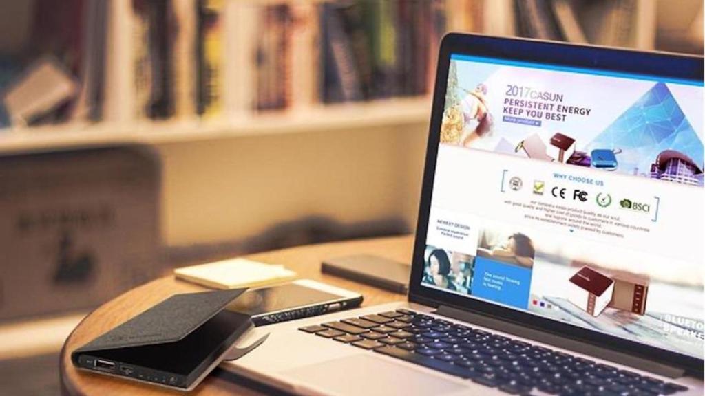 Portátil y móviles sobre una mesa