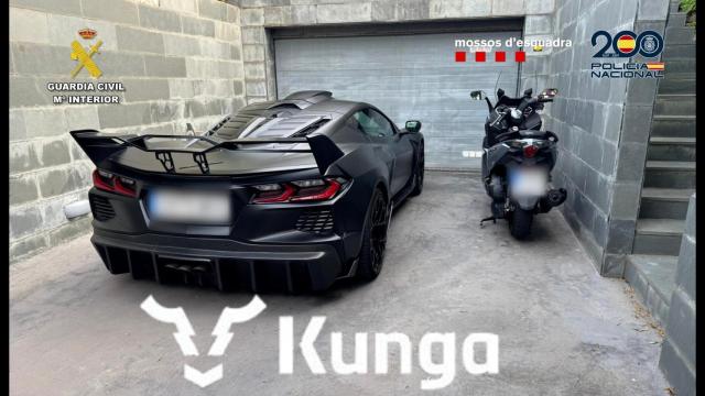 Dos de los vehículos aprehendidos en la 'Operación Humo Digital' y el logo de Kunga