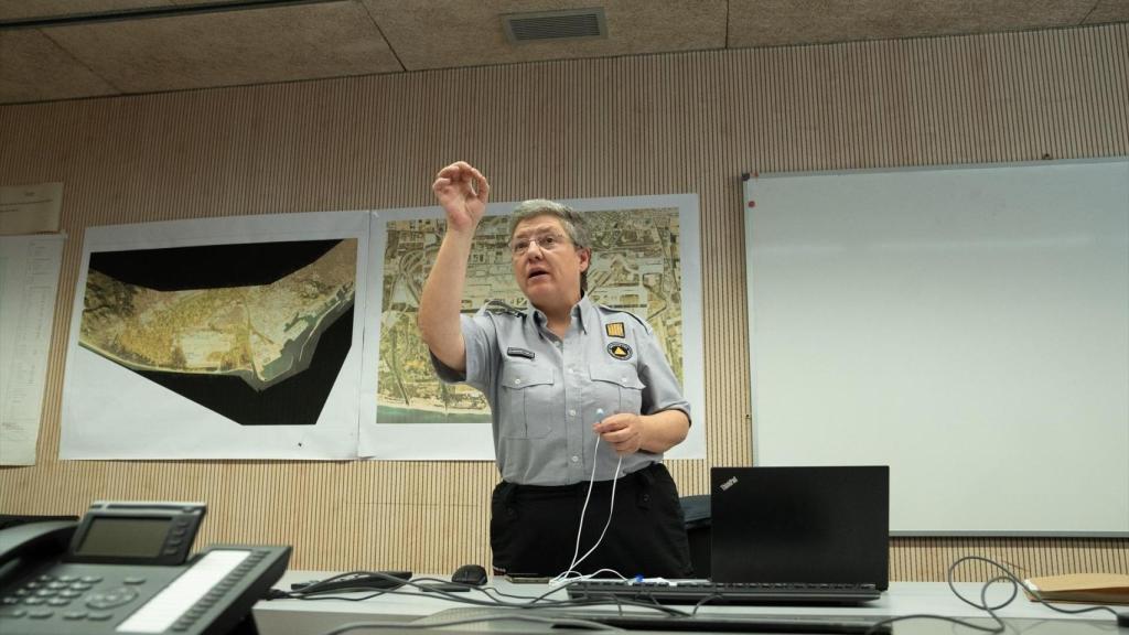 La subdirectora de Protecció Civil, Imma Solé, durante una prueba de envío masivo de mensajes a teléfonos móviles