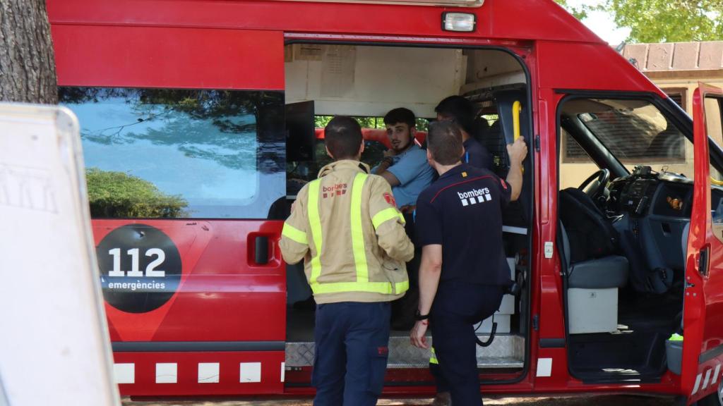 Varios bomberos coordinan los trabajos en Cubelles tras el paso de la DANA