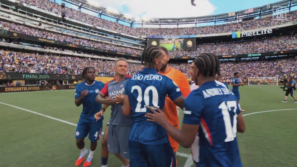 Luis Enrique da un manotazo en el cuello a Joao Pedro, tras la final del Mundial de Clubes