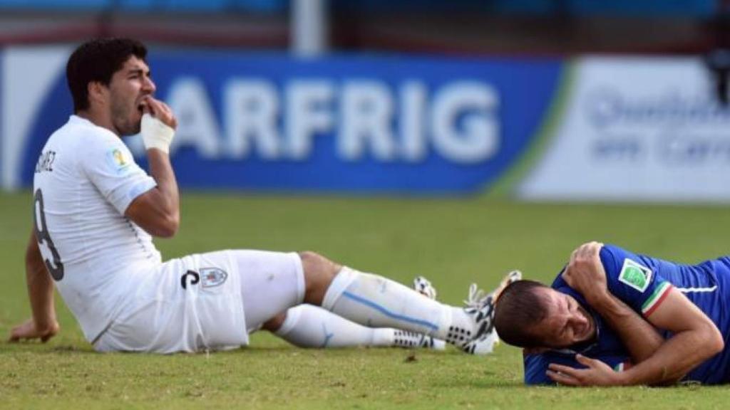 Luis Suárez después de morder a Giorgio Chiellini