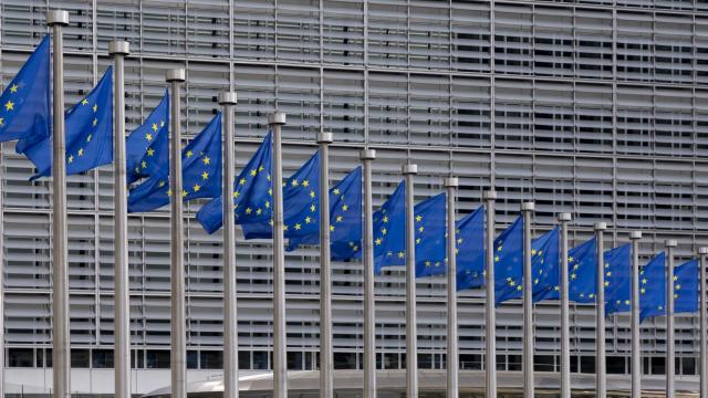 Banderas europeas ondean frente a la sede de la Unión Europea